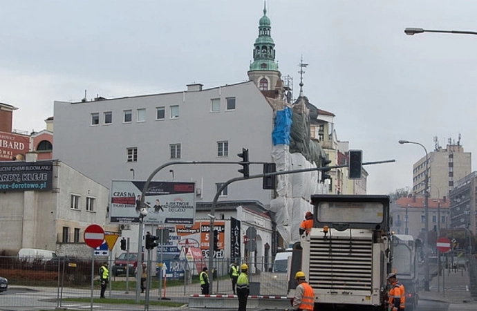 Asfalt wylany, skrzyżowanie w centrum znów przejezdne