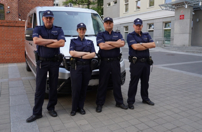 {Policjanci pomogli mężczyźnie, który znajdował się w sytuacji zagrożenia życia. Okazało się, że mężczyzna został użądlony przez pszczoły, na których jad był uczulony.}