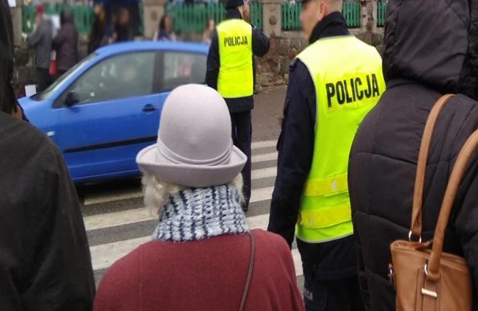 {Dziś (środa) późnym wieczorem zacznie obowiązywać specjalna organizacja ruchu przy cmentarzach w Olsztynie.}